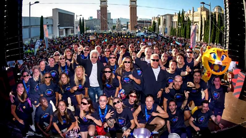 Time feminino do Barcelona celebra conquistas da temporada — Foto: Barcelona