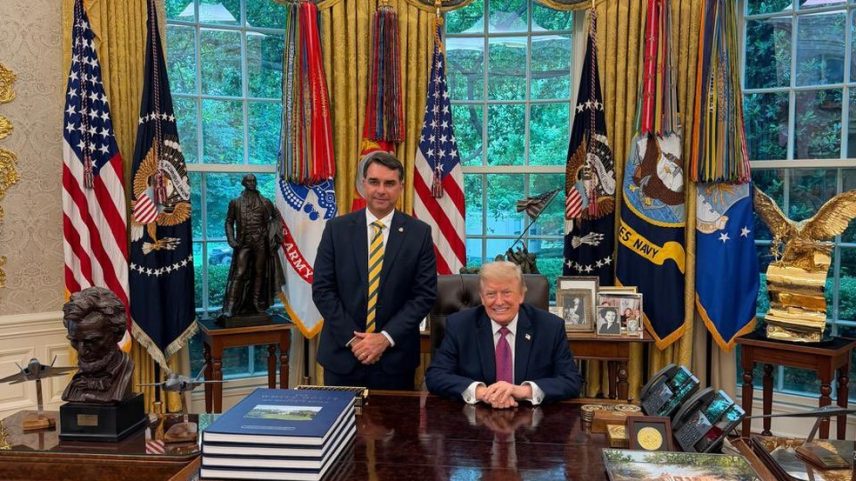 O senador Flávio Bolsonaro ao lado do presidente Donald Trump na Casa Branca, em 26 de maio de 2026 — Foto: Reprodução