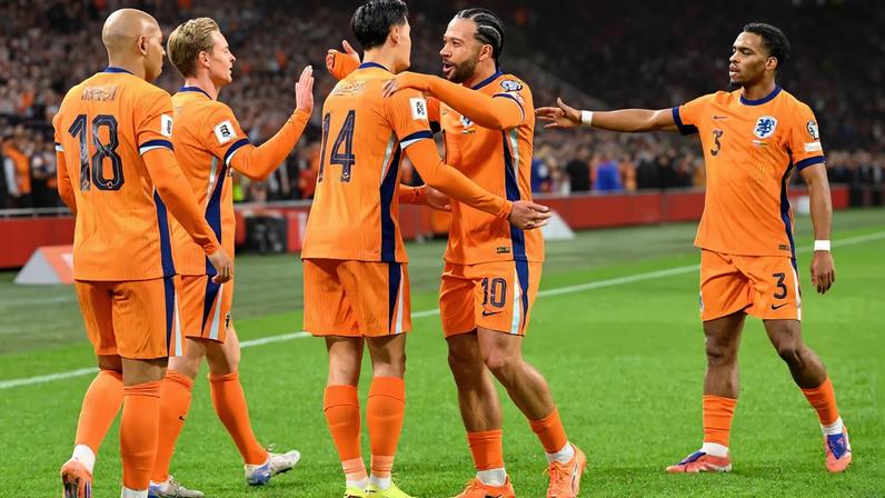 Holanda comemora gol diante da Lituânia (Foto: John Thys / AFP)