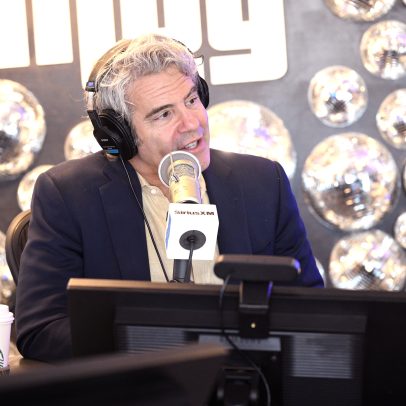Andy Cohen nega fakery de RHOBH após Lisa Kudrow criticá-lo no WWHL