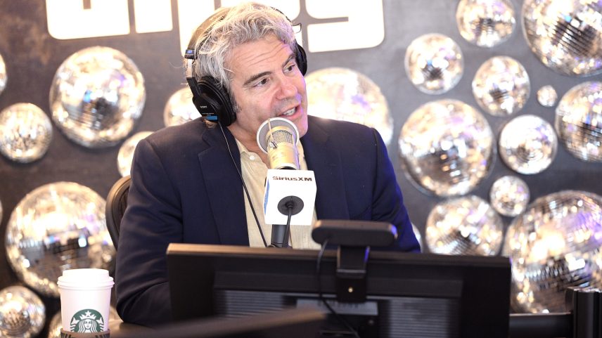 Andy Cohen nega fakery de RHOBH após Lisa Kudrow criticá-lo no WWHL