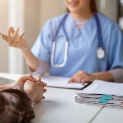 Rotina de trabalho afasta brasileiros de médicos e atrasa cuidados