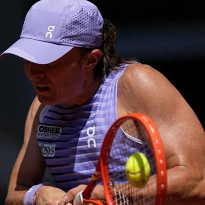 Iga aproveita saque vulnerável da rival e vence no RG