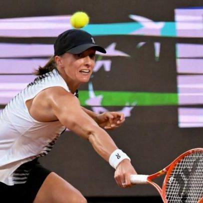 Swiatek vence Osaka e enfrenta Pegula nas quartas em Roma