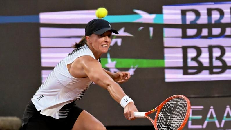 Swiatek vence Osaka e enfrenta Pegula nas quartas em Roma