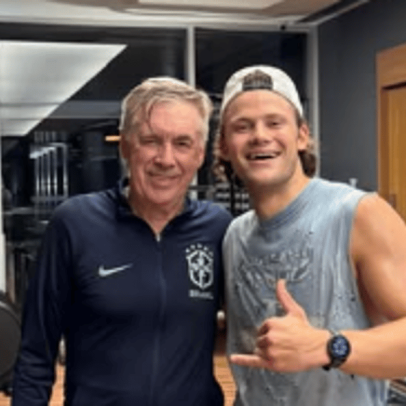 Ancelotti posa com campeão olímpico em preparação para a Copa do Mundo