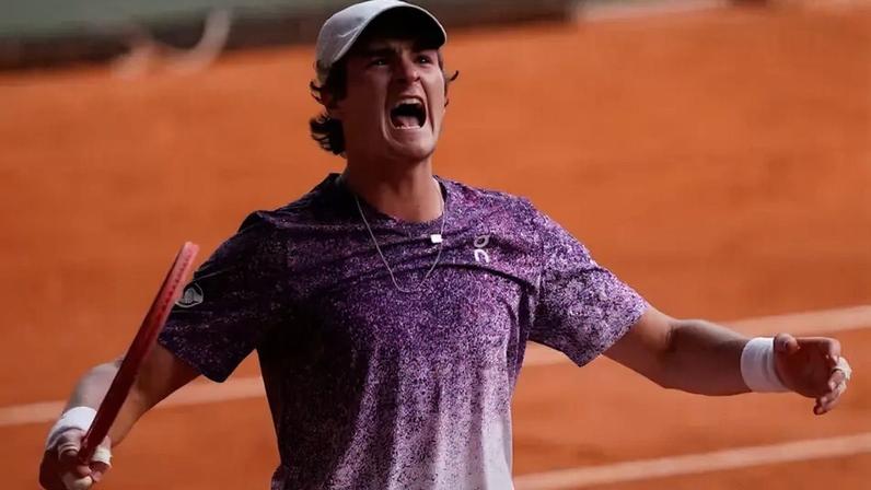 A emoção de João Fonseca em um dos pontos na vitória sobre Novak Djokovic (Foto: Pierre Froger / FFT)
