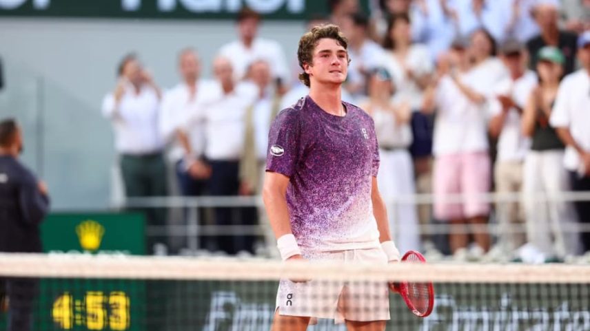 Uma das reações de João Fonseca ao derrotar Novak Djokovic (Foto: Clément Mahoudeau / FFT)