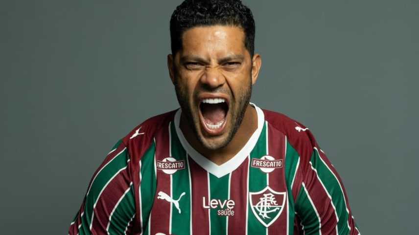 Hulk posa com a camisa do Fluminense (Foto: Marina Garcia/FFC)