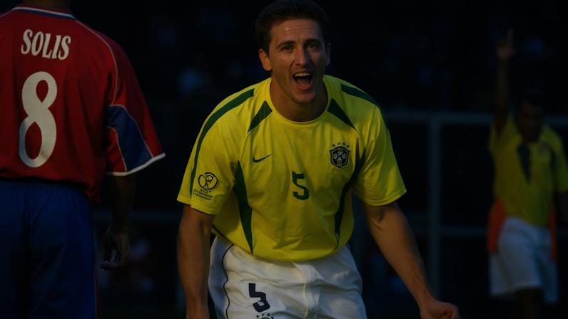 Edmílson marcou um golaço de voleio contra a Costa Rica na Copa de 2002 (Reprodução/Internet)