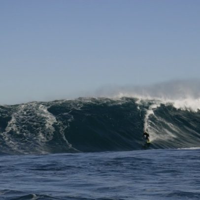 Will Santana encara onda gigante na Nazaré brasileira