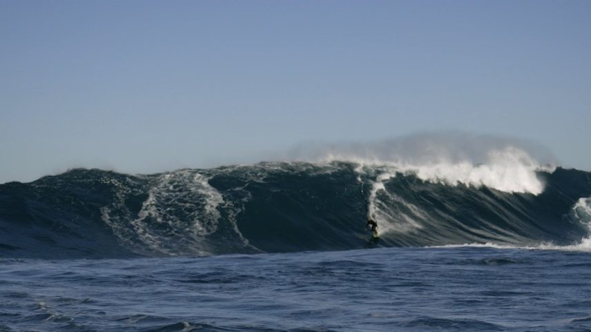 Will Santana surfa onda gigante na "Nazaré brasileira" — Foto: Divulgação