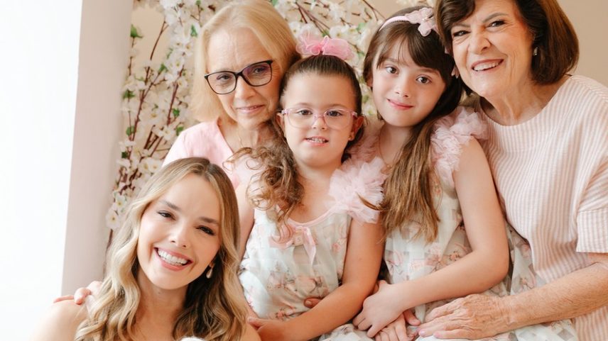 Thaeme com as filhas, Liz e Ivy, a mãe, Suely Mariôto, e a sogra, Teresa Allinoro — Foto: @Glaucia_Pires_Fotografia