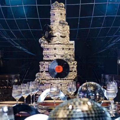 Bolo de 50 anos de Ticiane Pinheiro tem 1,40m e globos espelhados