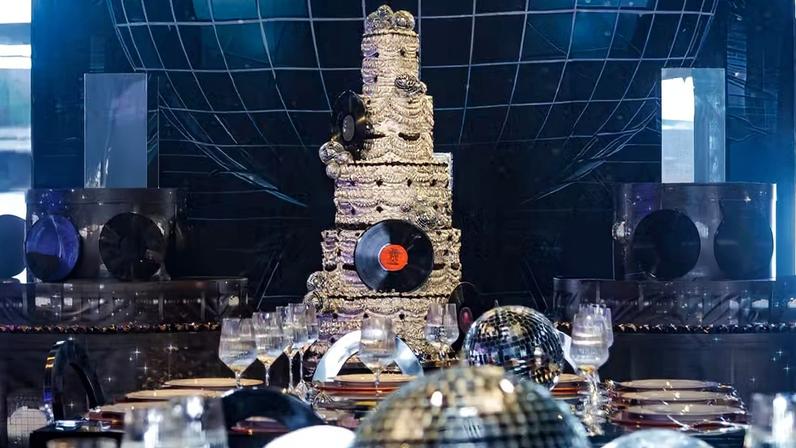 Bolo de 50 anos de Ticiane Pinheiro tem 1,40m e globos espelhados