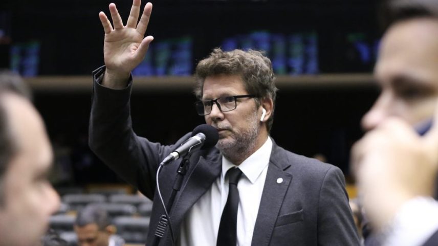 Mário Frias responde Dino em rede social e promete esclarecer viagem ao exterior