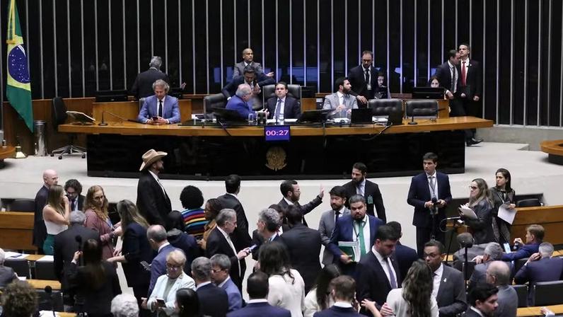Conflitos no Congresso marcam véspera das eleições