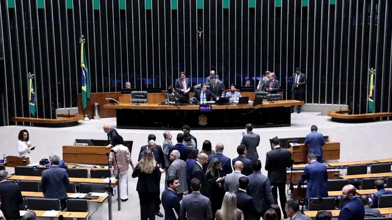 Câmara aprova projeto com 15 anos para partido pagar multa e liberar mensagens