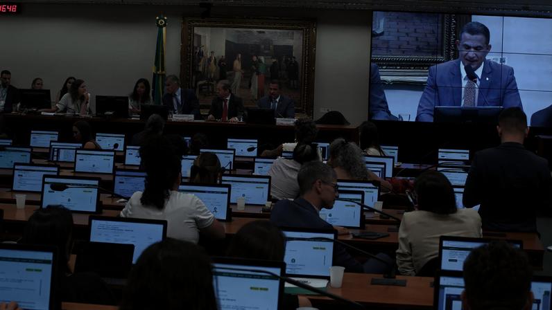 Relator da PEC que reduz maioridade penal lendo relatório na CCJ da Câmara — Foto: Bruno Spada / Câmara dos Deputados