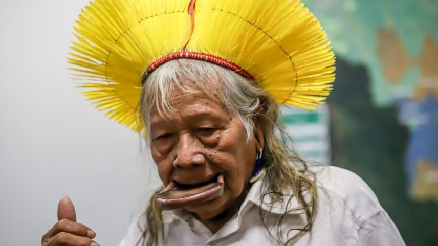 Cacique Raoni tem melhora, mas permanece internado em UTI