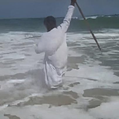 Pastor quase morre afogado ao tentar abrir o mar, mostra vídeo