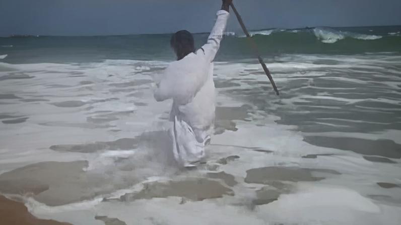 Vídeo: pastor quase morre afogado ao tentar abrir o mar