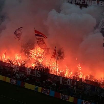 Fumaça assusta torcedores do PSG após gol e polícia intervém