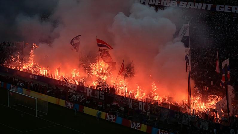 Sinalizadores na torcida do PSG na final da Liga dos Campeões — Foto: REUTERS