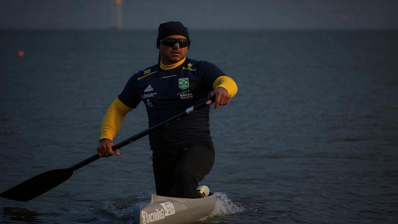 Isaquias Queiroz durante a disputa da Copa do Mundo de Canoagem Velocidade na Alemanha (Foto: CBCa)