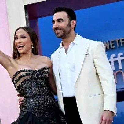 Bastidores da festa de J.Lo mostram entrada da estrela e rival de reality