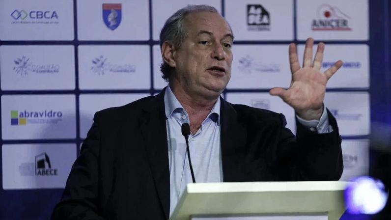Juiz condena Ciro Gomes por violência política de gênero contra Janaina Farias
