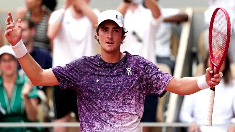 João Fonseca comemora durante duelo com Novak Djokovic na terceira rodada de Roland Garros (Foto: Dimitar DILKOFF / AFP)
