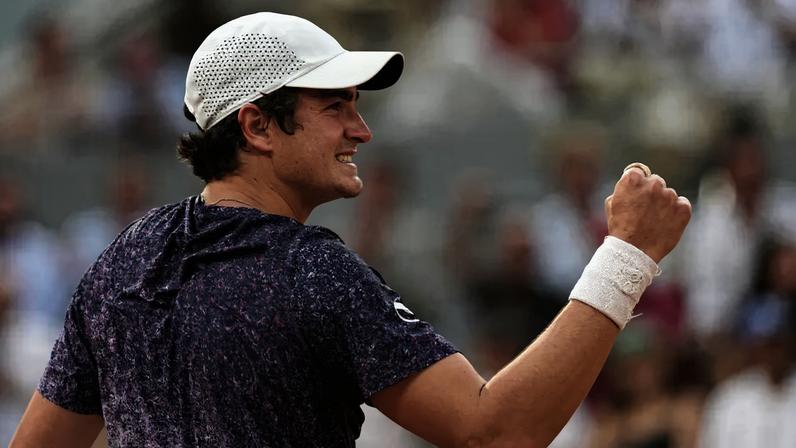 João Fonseca comemora vitória sobre Djokovic em Roland Garros (Foto: Dimitar DILKOFF / AFP)