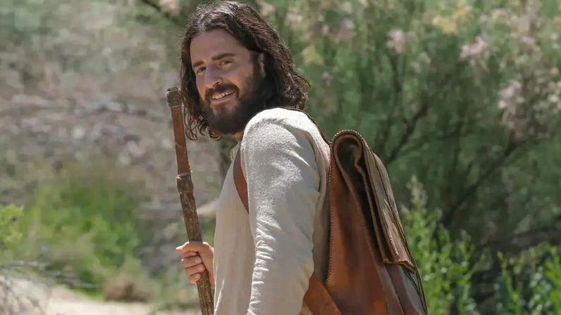 Jonathan Roumie compartilha momentos difíceis antes de viver Jesus na série The Chosen.