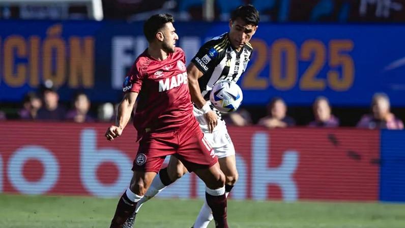 Junior Alonso disputa bola na final da Sul-Americana (Foto: Pedro Souza / Atlético-MG)