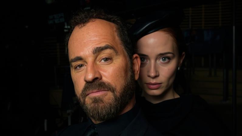 Justin Theroux and Emily Blunt behind the scenes of "The Devil Wears Prada."