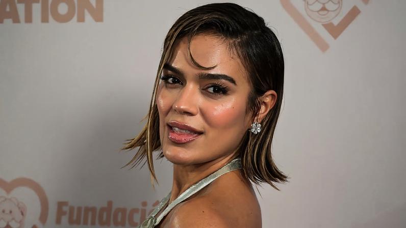 Karol G recebe Prêmio Internacional de Artista de Excelência no AMA 2026