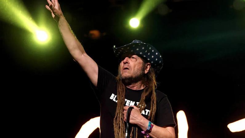Keith Morris do Circle Jerks critica apoiador de MAGA: peça para ficar em casa
