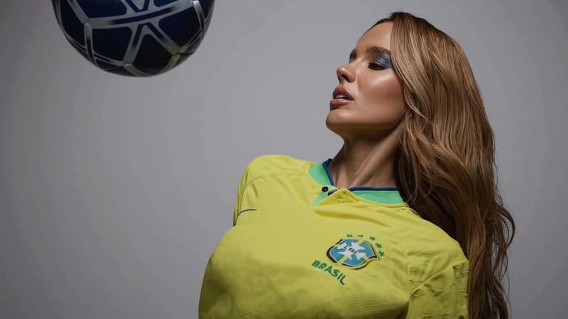 Ex-BBB Kerline posa em clima de Copa e revela posição de atacante