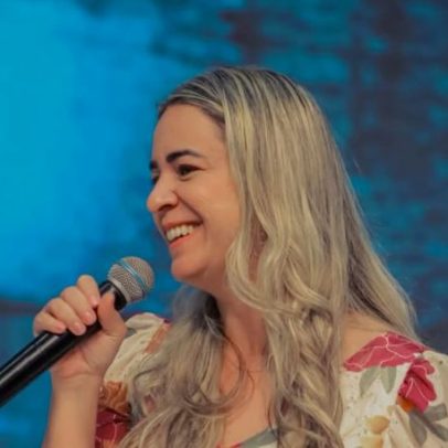 Cantora Keyla Costa volta a andar após ser baleada