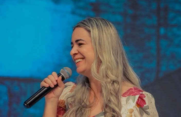 Cantora Keyla Costa volta a andar após ser baleada