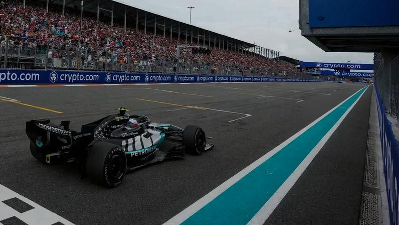 Kimi Antonelli recebe bandeirada no GP de Miami pela F1 2026 (Foto: Rebecca Blackwell / POOL / AFP)
