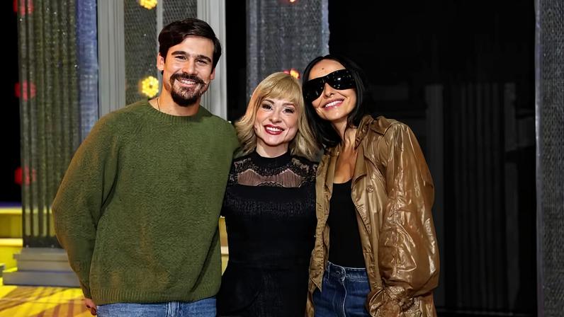 Sabrina Sato e Nicolas Prattes prestigiam Giselle de Prattes, mãe do ator, no teatro — Foto: Kelin Gnoatto / Brazil News