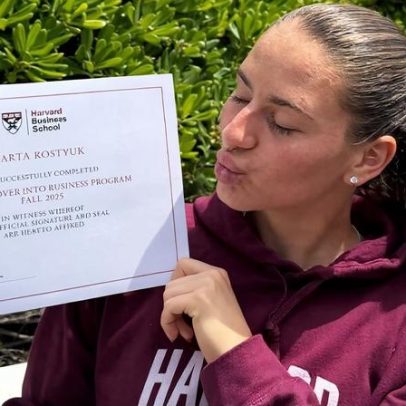 Kostyuk recebe certificado de conclusão de curso em Harvard