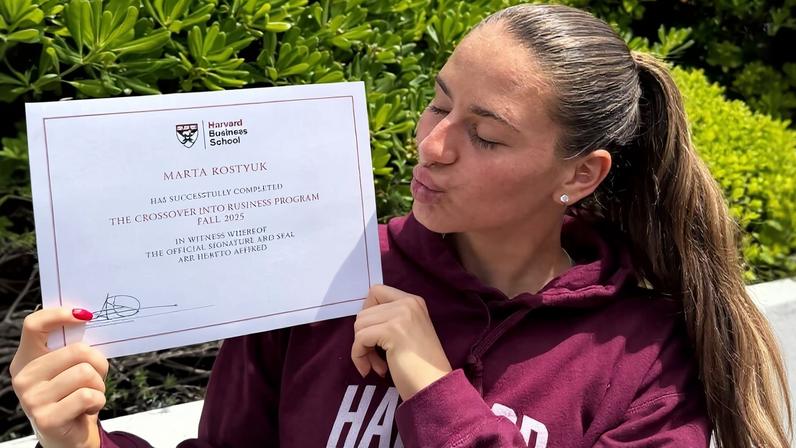 Kostyuk recebe certificado de conclusão de curso em Harvard