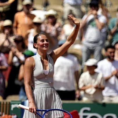 Kostyuk vence 13ª consecutiva no saibro; Bencic avança