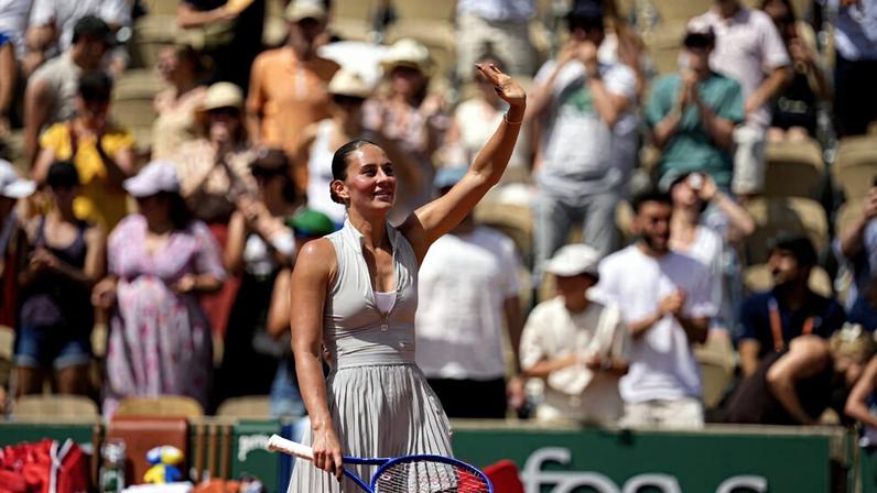Kostyuk vence 13ª consecutiva no saibro; Bencic avança