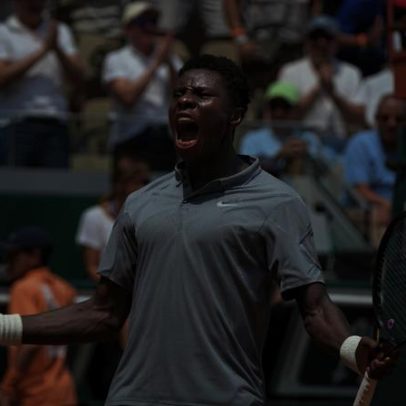 Kouamé vence duelo de jovens com Vallejo e faz história para França