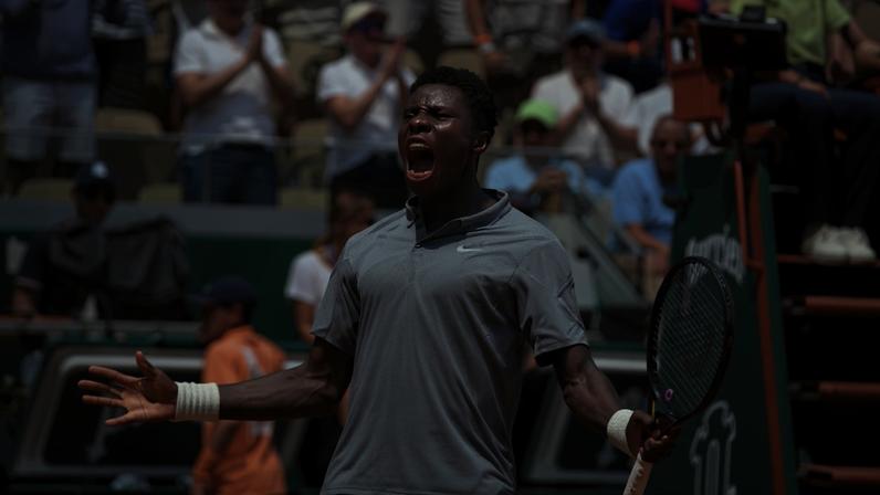 Kouamé vence duelo de jovens com Vallejo e faz história para França