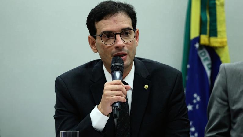Parecer do relator fixa limite de 40 horas semanais, garante dois dias de descanso remunerado e prevê transição de um ano. (Foto: Vinicius Loures/Câmara dos Deputados)
